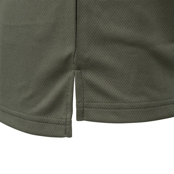133408 125 06 1 <p>De Tactical Zip Polo Quick Dry is de perfecte keuze voor professionals die comfort en functionaliteit vereisen. Gemaakt van 100% ademend en sneldrogend polyester, houdt deze polo je droog en comfortabel tijdens intensieve activiteiten. De handige ritssluiting in de hals en mouwzakjes, waaronder een pennenzakje, bieden extra praktische voordelen. Daarnaast kunnen emblemen eenvoudig bevestigd worden met klittenband op beide mouwen. Ervaar de ideale combinatie van stijl en functionaliteit met deze tactische polo.</p>