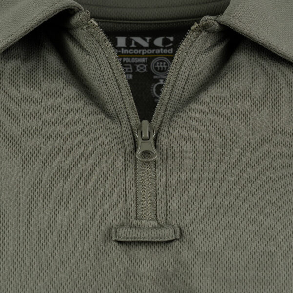 133408 125 07 1 <p>De Tactical Zip Polo Quick Dry is de perfecte keuze voor professionals die comfort en functionaliteit vereisen. Gemaakt van 100% ademend en sneldrogend polyester, houdt deze polo je droog en comfortabel tijdens intensieve activiteiten. De handige ritssluiting in de hals en mouwzakjes, waaronder een pennenzakje, bieden extra praktische voordelen. Daarnaast kunnen emblemen eenvoudig bevestigd worden met klittenband op beide mouwen. Ervaar de ideale combinatie van stijl en functionaliteit met deze tactische polo.</p>