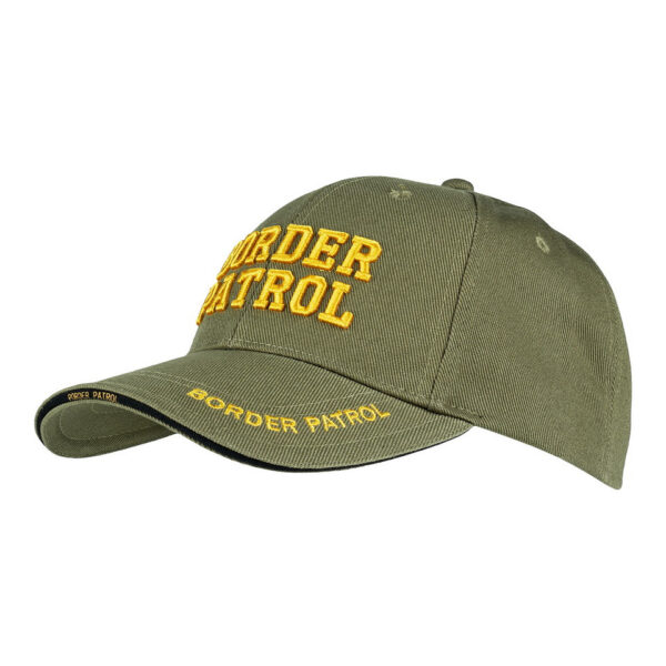 215047 11 01 <p>De Border Patrol Baseball cap is een stijlvolle en comfortabele groene pet met een opvallende gele opdruk van 'Border Patrol' op de voorkant. Deze cap symboliseert de bescherming van onze landsgrenzen en is ideaal voor dagelijks gebruik. Gemaakt van 100% katoen, biedt hij een perfecte pasvorm en is een must-have voor iedereen die houdt van militaire en outdoor uitrusting. Voeg deze pet toe aan je collectie en laat zien dat je staat voor veiligheid en bewaking.</p>