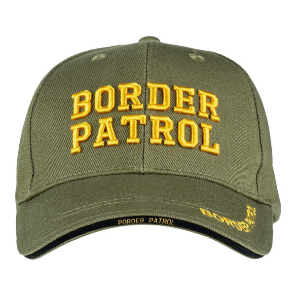 215047 11 02 <p>De Border Patrol Baseball cap is een stijlvolle en comfortabele groene pet met een opvallende gele opdruk van 'Border Patrol' op de voorkant. Deze cap symboliseert de bescherming van onze landsgrenzen en is ideaal voor dagelijks gebruik. Gemaakt van 100% katoen, biedt hij een perfecte pasvorm en is een must-have voor iedereen die houdt van militaire en outdoor uitrusting. Voeg deze pet toe aan je collectie en laat zien dat je staat voor veiligheid en bewaking.</p>