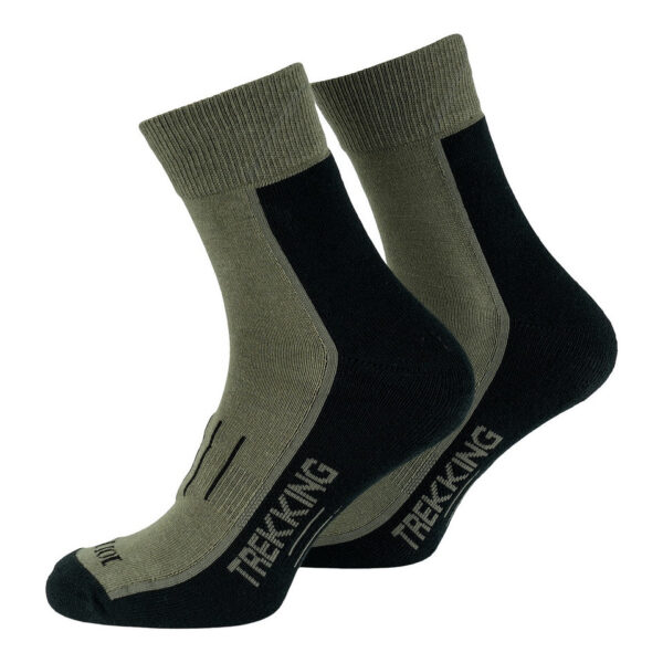 233191 74 01 <p>De Coolmax trekking sokken zijn de perfecte keuze voor wandelaars en outdoorliefhebbers. Met een comfortabele brede boord en gladde platte naden bieden deze sokken langdurig draagcomfort, terwijl het anatomische ontwerp en de duurzame verstevigingen bij de hiel en middenvoet zorgen voor een stevige pasvorm. Gemaakt van een ademend materiaal dat bestaat uit 40% Coolmax, 40% katoen, 17% nylon en 3% elastaan, zijn ze verkrijgbaar in de kleuren zwart en groen.</p>