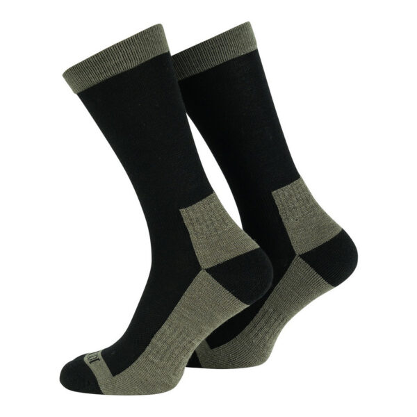 233192 74 01 <p>Ontdek onze tactische sokken van wol, perfect voor avontuurlijke buitenactiviteiten. Deze sokken bieden premium comfort met een elastische boord voor een stevige pasvorm, ademende panelen en een anatomisch ontwerp dat schuren voorkomt. De dikke badstof zool zorgt voor optimale demping, terwijl duurzame verstevigingen bij de hiel en middenvoet extra ondersteuning bieden. Verkrijgbaar in zwart/groen, zijn deze sokken een must-have voor elke outdoor liefhebber.</p>