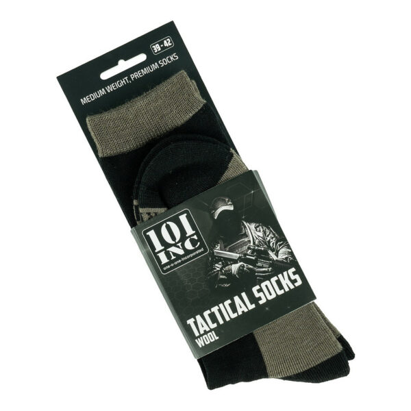 233192 74 02 <p>Ontdek onze tactische sokken van wol, perfect voor avontuurlijke buitenactiviteiten. Deze sokken bieden premium comfort met een elastische boord voor een stevige pasvorm, ademende panelen en een anatomisch ontwerp dat schuren voorkomt. De dikke badstof zool zorgt voor optimale demping, terwijl duurzame verstevigingen bij de hiel en middenvoet extra ondersteuning bieden. Verkrijgbaar in zwart/groen, zijn deze sokken een must-have voor elke outdoor liefhebber.</p>