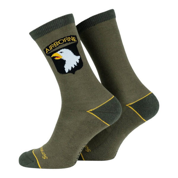 233195 11 01 <p>De 101st Airborne WWII Sokken zijn geïnspireerd op de legendarische 101st Airborne Division uit de Tweede Wereldoorlog en zijn een must-have voor liefhebbers van militaire geschiedenis. Deze lange sokken, uitgevoerd in groen, zijn vervaardigd uit een comfortabele mix van 75% katoen, 22% polyester en 3% elastaan. De versterkte tenen en hielen zorgen voor extra comfort en duurzaamheid, waardoor ze perfect zijn voor dagelijks gebruik. Draag een stukje geschiedenis met je mee en geniet van optimaal draagcomfort.</p>