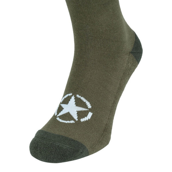 233197 11 02 <p>De US Army WWII Sokken zijn geïnspireerd op de Amerikaanse landmacht uit de Tweede Wereldoorlog en zijn voorzien van het iconische US Army-logo. Gemaakt van een comfortabel katoenrijk materiaal met versterkte tenen en hielen, bieden deze sokken zowel duurzaamheid als langdurig draagcomfort. Perfect voor fans van militaire geschiedenis en ideaal voor dagelijks gebruik. Verkrijgbaar in de kleur groen.</p>