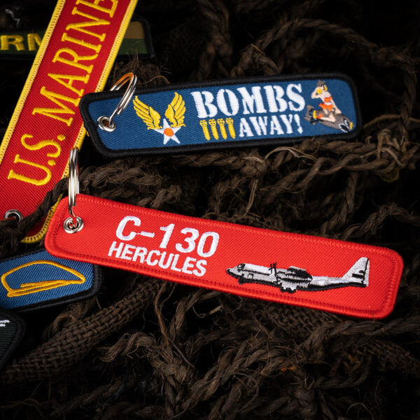 251306 11019 99 02 <p>De Sleutelhanger RBF C-130 Hercules #132 is een hoogwaardige, fijngeweven sleutelhanger van 100% stof in een opvallende rode kleur. Aan de ene zijde staat de iconische spreuk 'REMOVE BEFORE FLIGHT', terwijl de andere zijde het beeld van de C-130 Hercules, een middelzwaar transportvliegtuig van Lockheed, toont. Deze sleutelhanger is perfect voor luchtvaartliefhebbers en een must-have voor iedere militaire of outdoor uitrusting.</p>