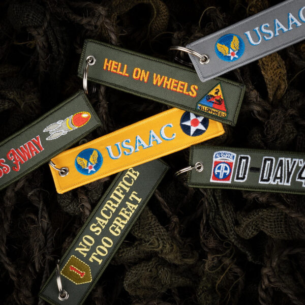 251306 11020 99 02 <p>Ontdek de sleutelhanger USAAC geel #145, een prachtig afgewerkte sleutelhanger van 100% stof. Dankzij de fijne weving is het embleem zeer gedetailleerd en aan beide zijden voorzien van het iconische logo van het United States Army Air Corps, de luchtmachtcomponent van het Amerikaanse leger van 1926 tot 1941. Voeg een stukje geschiedenis toe aan je sleutels met deze unieke en stijlvolle sleutelhanger.</p>