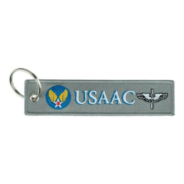 251306 11021 99 01 <p>Ontdek de Sleutelhanger USAAC grijs #146, vervaardigd uit 100% fijngeweven stof. Dit hoogwaardige embleem, dat aan beide zijden is voorzien van een gedetailleerd logo van het United States Army Air Corps, weerspiegelt de rijke geschiedenis van de Amerikaanse luchtmacht tussen 1926 en 1941. Perfect voor het bevestigen van je sleutels of als uniek accessoire voor elke militaire of outdoor liefhebber.</p>
