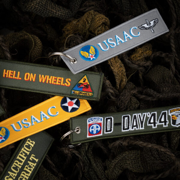 251306 11021 99 03 <p>Ontdek de Sleutelhanger USAAC grijs #146, vervaardigd uit 100% fijngeweven stof. Dit hoogwaardige embleem, dat aan beide zijden is voorzien van een gedetailleerd logo van het United States Army Air Corps, weerspiegelt de rijke geschiedenis van de Amerikaanse luchtmacht tussen 1926 en 1941. Perfect voor het bevestigen van je sleutels of als uniek accessoire voor elke militaire of outdoor liefhebber.</p>