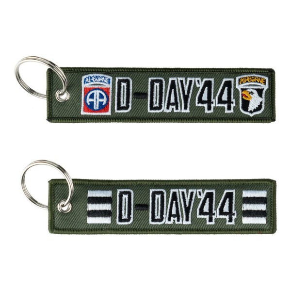 251306 11022 99 01 <p>Ontdek de Sleutelhanger D-Day Airborne #147, een prachtig vervaardigd accessoire van 100% stof. Deze fijngeweven sleutelhanger is aan beide zijden gedetailleerd met iconische logo's, waaronder de Invasion Stripes en de Screaming Eagle van de 101st Airborne tijdens D-Day '44. Een perfect item voor elke militaire geschiedenis liefhebber of als eerbetoon aan de moed van de airborne troepen.</p>