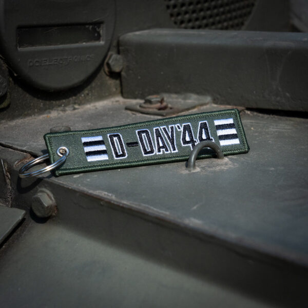 251306 11022 99 04 <p>Ontdek de Sleutelhanger D-Day Airborne #147, een prachtig vervaardigd accessoire van 100% stof. Deze fijngeweven sleutelhanger is aan beide zijden gedetailleerd met iconische logo's, waaronder de Invasion Stripes en de Screaming Eagle van de 101st Airborne tijdens D-Day '44. Een perfect item voor elke militaire geschiedenis liefhebber of als eerbetoon aan de moed van de airborne troepen.</p>