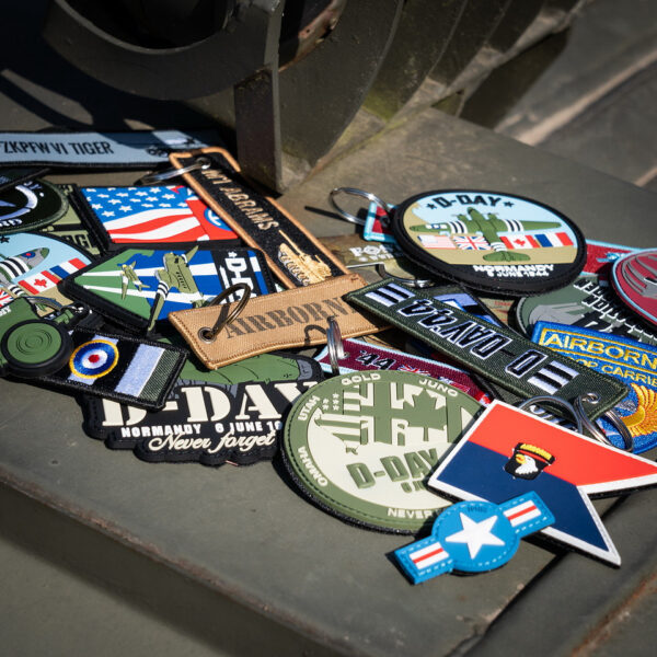 251306 11022 99 05 <p>Ontdek de Sleutelhanger D-Day Airborne #147, een prachtig vervaardigd accessoire van 100% stof. Deze fijngeweven sleutelhanger is aan beide zijden gedetailleerd met iconische logo's, waaronder de Invasion Stripes en de Screaming Eagle van de 101st Airborne tijdens D-Day '44. Een perfect item voor elke militaire geschiedenis liefhebber of als eerbetoon aan de moed van de airborne troepen.</p>