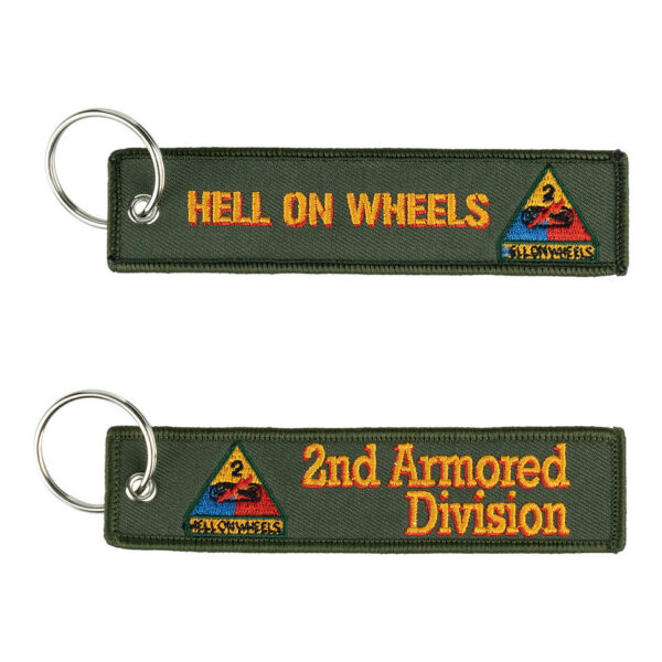 251306 11023 99 01 <p>Ontdek de Sleutelhanger Hell on Wheels #157, een prachtig afgewerkte sleutelhanger van 100% stof. Dankzij de fijne weving zijn de details van het embleem van de 2nd Armored Division, ook wel bekend als "Hell on Wheels", bijzonder scherp en helder. Deze sleutelhanger is aan beide zijden bedrukt en voegt een stoere, militaire uitstraling toe aan je sleutels of tas. Perfect voor liefhebbers van militaire geschiedenis en outdoor avonturen.</p>