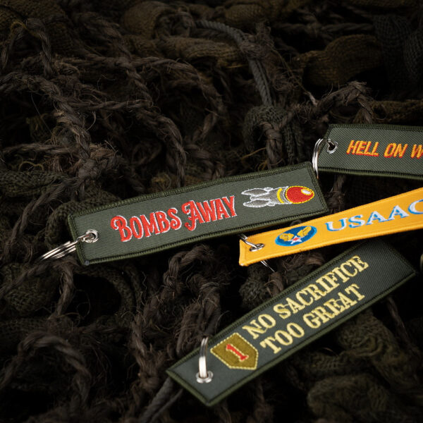 251306 11024 99 03 <p>De Sleutelhanger Bombs #158 is een hoogwaardige, fijngeweven sleutelhanger van 100% stof, perfect voor de liefhebber van militaire geschiedenis. Met het gedetailleerde embleem en de iconische uitdrukking "Bombs away", die zijn oorsprong vindt bij Amerikaanse piloten tijdens de Tweede Wereldoorlog, voegt deze sleutelhanger een stukje geschiedenis toe aan je dagelijkse uitrusting. Een must-have accessoire voor elke outdoor- en militaire fan.</p>