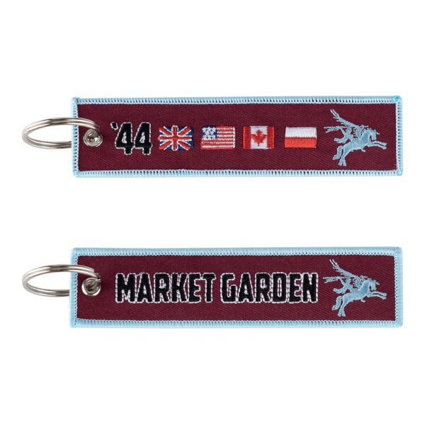 251306 11029 99 01 <p>Ontdek de Sleutelhanger Market Garden '44 #171, een prachtig vervaardigd accessoire van 100% fijngeweven stof. Deze sleutelhanger, met gedetailleerde logo's van de Market Garden Pegasus en de bijbehorende vlaggen aan beide zijden, herdenkt de moedige operatie uit september 1944. Een must-have voor iedereen die de geschiedenis van de Tweede Wereldoorlog waardeert en de helden van Operatie Market Garden wil eren.</p>