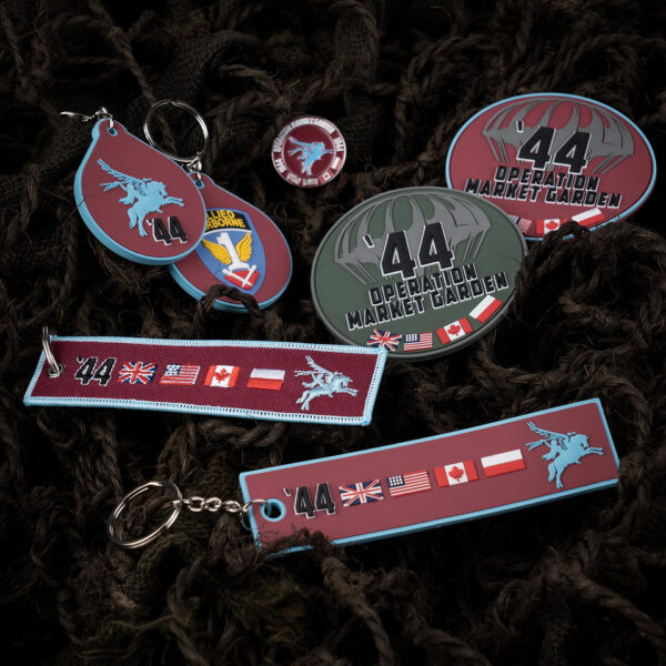 251306 11029 99 03 <p>Ontdek de Sleutelhanger Market Garden '44 #171, een prachtig vervaardigd accessoire van 100% fijngeweven stof. Deze sleutelhanger, met gedetailleerde logo's van de Market Garden Pegasus en de bijbehorende vlaggen aan beide zijden, herdenkt de moedige operatie uit september 1944. Een must-have voor iedereen die de geschiedenis van de Tweede Wereldoorlog waardeert en de helden van Operatie Market Garden wil eren.</p>