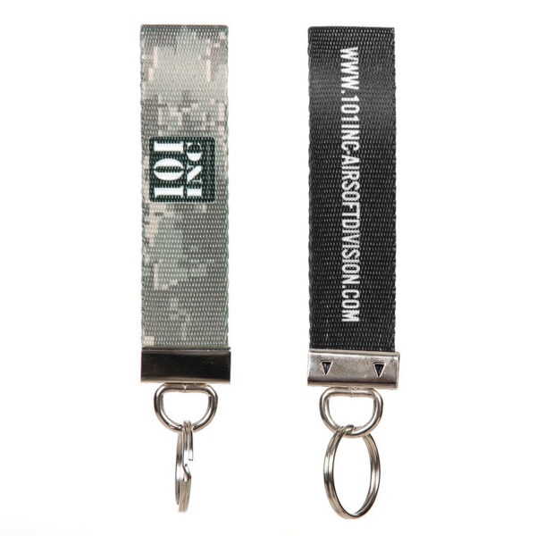 251317 13 01 1 De Sleutelhanger 101 INC is een praktische en duurzame sleutelhanger gemaakt van 100% nylon. Met een afmeting van 12,5 x 3 cm is hij compact en gemakkelijk mee te nemen. Deze sleutelhanger is niet alleen functioneel, maar ook een stijlvol accessoire voor elke outdoorliefhebber. Perfect voor het organiseren van je sleutels en het toevoegen van een militaire touch aan je uitrusting.