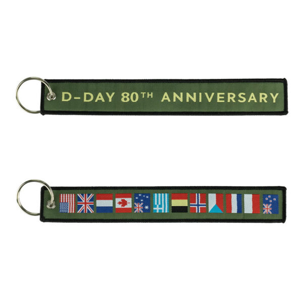 251318 75 01 De Sleutelhanger D-Day 80th Anniversary #87 is een unieke accessoire die herinnert aan de historische gebeurtenissen van D-Day. Gemaakt van 100% duurzaam nylon, heeft deze sleutelhanger een afmeting van 20,5 x 3 cm en is verkrijgbaar in diverse kleuren. Voeg een stukje geschiedenis toe aan je sleutels of tas met deze stijlvolle en praktische sleutelhanger.
