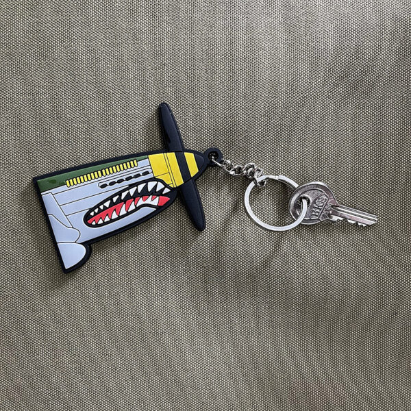 251552 3612 99 wwii keychain 23 Voeg een vleugje geschiedenis toe aan je sleutels met de Sleutelhanger 3D PVC P-51 Mustang #107. Deze stijlvolle sleutelhanger is vervaardigd van 100% duurzaam PVC en toont een gedetailleerde weergave van het iconische P-51 Mustang vliegtuig. Perfect voor luchtvaartliefhebbers en een ideale manier om je sleutels te personaliseren. Compact en lichtgewicht, deze sleutelhanger is niet alleen functioneel, maar ook een uniek verzamelobject.