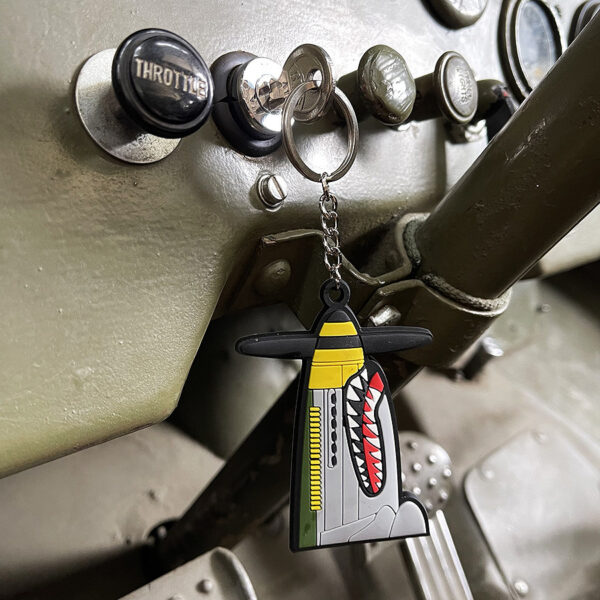 251552 3612 99 wwii keychain mustang Voeg een vleugje geschiedenis toe aan je sleutels met de Sleutelhanger 3D PVC P-51 Mustang #107. Deze stijlvolle sleutelhanger is vervaardigd van 100% duurzaam PVC en toont een gedetailleerde weergave van het iconische P-51 Mustang vliegtuig. Perfect voor luchtvaartliefhebbers en een ideale manier om je sleutels te personaliseren. Compact en lichtgewicht, deze sleutelhanger is niet alleen functioneel, maar ook een uniek verzamelobject.