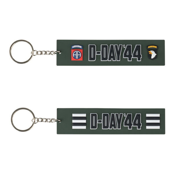 251553 3627 99 01 <p>De Sleutelhanger 3D PVC D-Day Airborne #140 is een stijlvolle en unieke accessoire uit de Fostex WWII serie. Deze hoogwaardige pvc-sleutelhanger is aan beide zijden voorzien van iconische logo's, waaronder de Invasion Stripes en de Screaming Eagle van de 101st Airborne van D-Day '44. Perfect voor liefhebbers van militaire geschiedenis en een must-have voor elke verzameling.</p>