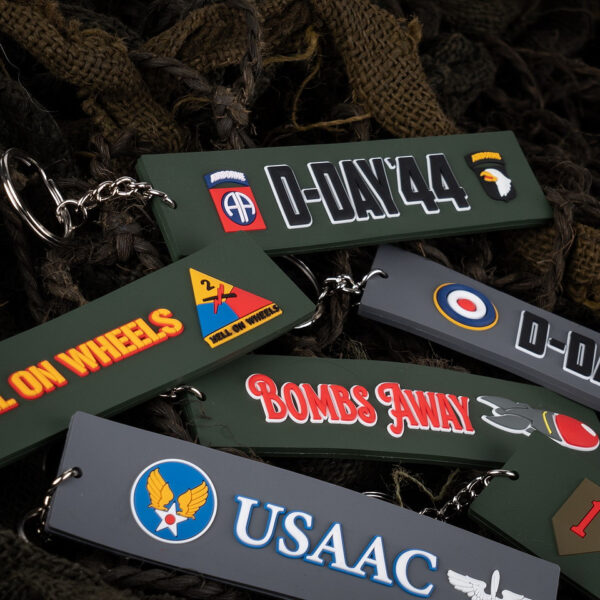 251553 3627 99 03 <p>De Sleutelhanger 3D PVC D-Day Airborne #140 is een stijlvolle en unieke accessoire uit de Fostex WWII serie. Deze hoogwaardige pvc-sleutelhanger is aan beide zijden voorzien van iconische logo's, waaronder de Invasion Stripes en de Screaming Eagle van de 101st Airborne van D-Day '44. Perfect voor liefhebbers van militaire geschiedenis en een must-have voor elke verzameling.</p>