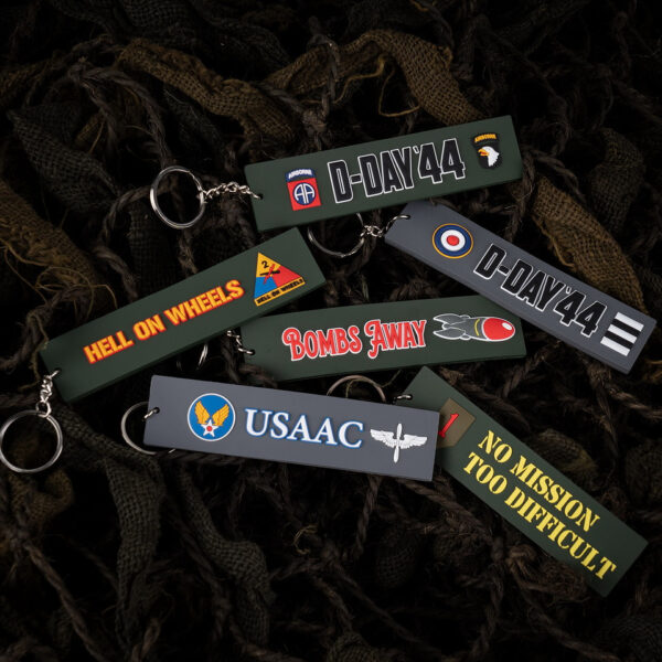 251553 3629 99 02 <p>Ontdek de Sleutelhanger 3D PVC Bombs Away #142, een unieke toevoeging aan je collectie. Deze hoogwaardige pvc-sleutelhanger is dubbelzijdig bedrukt en is geïnspireerd op de iconische slogan die Amerikaanse piloten tijdens de Tweede Wereldoorlog gebruikten. Met zijn stoere uitstraling en historische betekenis is deze sleutelhanger niet alleen praktisch, maar ook een eerbetoon aan een belangrijk tijdperk. Perfect voor liefhebbers van militaire geschiedenis en outdoor avonturen!</p>