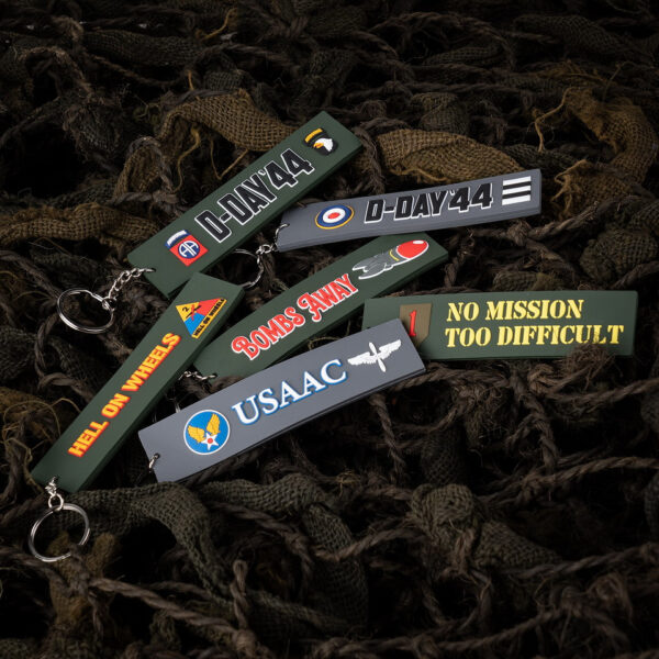 251553 3631 99 02 <p>De Sleutelhanger 3D PVC Red ONE #144 uit de Fostex WWII serie is een unieke en praktische accessoire voor iedere militaire of outdoor liefhebber. Deze stevige sleutelhanger is aan beide zijden voorzien van een inspirerend logo met de tekst "no mission too difficult/no sacrifice too great", wat hem niet alleen functioneel maakt, maar ook een statement. Perfect om je sleutels bij elkaar te houden en een stukje geschiedenis met je mee te dragen.</p>