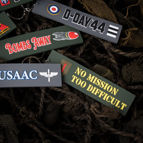 251553 3631 99 03 <p>De Sleutelhanger 3D PVC Red ONE #144 uit de Fostex WWII serie is een unieke en praktische accessoire voor iedere militaire of outdoor liefhebber. Deze stevige sleutelhanger is aan beide zijden voorzien van een inspirerend logo met de tekst "no mission too difficult/no sacrifice too great", wat hem niet alleen functioneel maakt, maar ook een statement. Perfect om je sleutels bij elkaar te houden en een stukje geschiedenis met je mee te dragen.</p>
