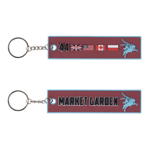 251555 3637 99 01 <p>De Sleutelhanger 3D PVC Market Garden '44 #172 is een eerbetoon aan de helden van Operatie Market Garden, een cruciale maar mislukte militaristische actie uit de Tweede Wereldoorlog. Deze hoogwaardige sleutelhanger, vervaardigd uit duurzaam PVC, is aan beide zijden voorzien van het herkenbare Market Garden-logo. Een perfect accessoire voor liefhebbers van militaire geschiedenis en een unieke manier om deze belangrijke gebeurtenis in de Nederlandse geschiedenis te herdenken.</p>