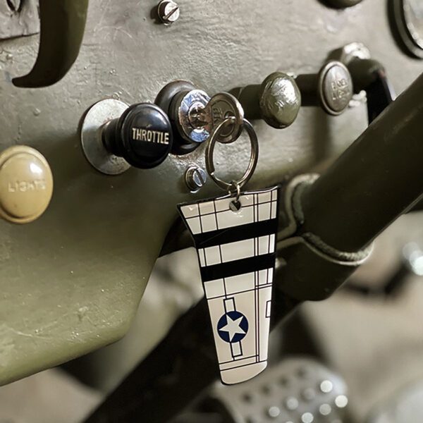 251580 11006 99 p51 mustang <p>Voeg een vleugje geschiedenis toe aan je dagelijkse leven met de Sleutelhanger P-51 Mustang Wing Metal #102. Deze unieke metalen sleutelhanger in de vorm van een vleugel van de iconische P-51 Mustang is voorzien van authentieke D-Day striping. Perfect voor aan je sleutelbos of rugzak, deze sleutelhanger is niet alleen functioneel, maar ook een prachtig verzamelobject voor luchtvaartliefhebbers.</p>