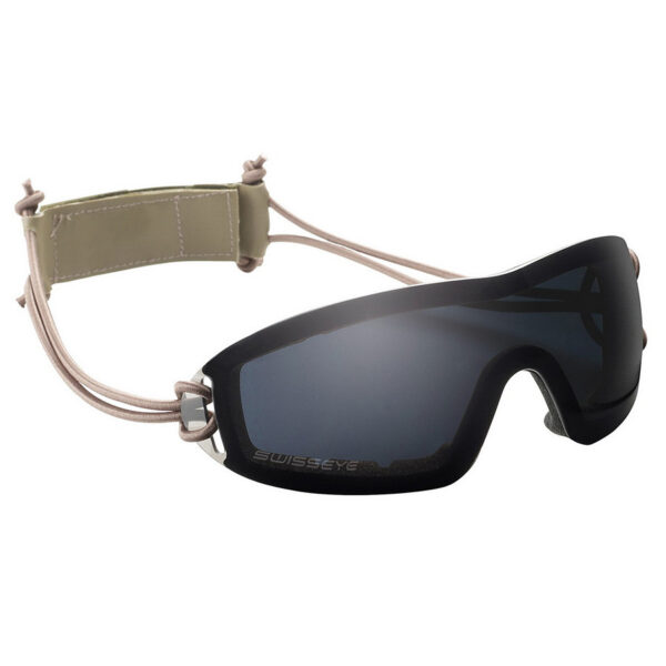 256125 13 01 <p>De SwissEye bril Infantry #18811 is een lichtgewicht, frameloze veiligheidsbril die uitzonderlijk draagcomfort biedt. Deze bril is ontworpen voor een perfecte pasvorm, zowel over als onder een helm. Met polycarbonaat lenzen die zijn voorzien van een ultieme anticondens coating en antikras-bescherming, biedt deze bril 100% bescherming tegen UVA-, UVB- en UVC-straling tot 400 nm. De elastische band met dubbele klittenbandsluiting zorgt voor een veilige en comfortabele fit. Ideaal voor militairen en outdoor liefhebbers.</p>
