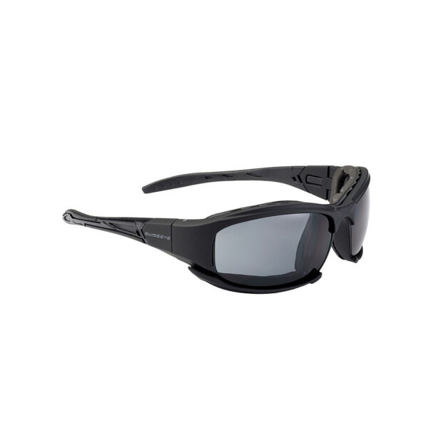 256167 13 01 <p>De SwissEye bril Guardian #40441 biedt optimale bescherming met een anticondens- en krasbestendige coating en 100% UVA-, UVB- en UVC-bescherming. De bril is ontworpen voor comfort met gevoerd materiaal en heeft verwisselbare pootjes voor een hoofdband. Inclusief reserve lenzen in oranje en helder, een hoofdband met Swisseye print en een microvezel zakje voor onderhoud. Voldoet aan de EN 12312-1 en STANAG 2920/4296 normen. Verkrijgbaar in zwart.</p>