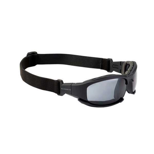 256167 13 02 <p>De SwissEye bril Guardian #40441 biedt optimale bescherming met een anticondens- en krasbestendige coating en 100% UVA-, UVB- en UVC-bescherming. De bril is ontworpen voor comfort met gevoerd materiaal en heeft verwisselbare pootjes voor een hoofdband. Inclusief reserve lenzen in oranje en helder, een hoofdband met Swisseye print en een microvezel zakje voor onderhoud. Voldoet aan de EN 12312-1 en STANAG 2920/4296 normen. Verkrijgbaar in zwart.</p>