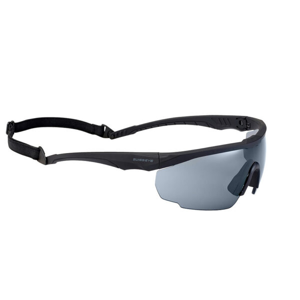 256168 13 01 <p>De SwissEye Blackhawk #40421 is de ideale bril voor outdooractiviteiten met een hoekverstelling van de pootjes voor optimaal comfort. Dankzij de anticondens- en krasbestendige coating geniet je van helder zicht, terwijl de 100% UVA-, UVB- en UVC-bescherming je ogen veilig houdt. Deze bril wordt geleverd met een zwarte band, een microvezel zakje en een hoes, en heeft optionele verwijderbare clip-adapters voor glazen. Inclusief reserve lenzen in oranje en helder, voldoet de Blackhawk aan de EN 12312-1 norm.</p>