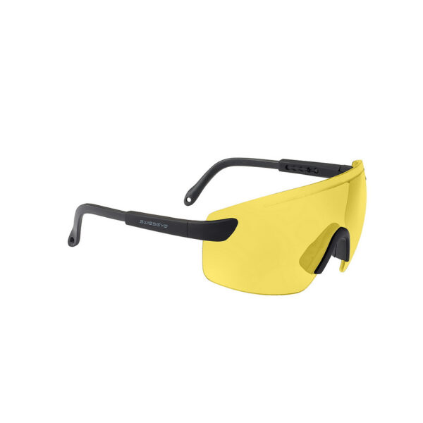 256174 13 01 <p>De SwissEye bril Defense #40413 biedt optimale bescherming en comfort tijdens outdoor activiteiten. Met verstelbare pootjes voor een perfecte pasvorm en een anticondens-/krasbestendige coating, is deze bril ideaal voor iedere situatie. Geniet van 100% bescherming tegen UVA-, UVB- en UVC-stralen. Inclusief een stijlvolle zwarte band en een microvezelzakje voor veilig opbergen. Deze bril voldoet aan de EN 12312-1 en STANAG 2920/4296 normen, waardoor je verzekerd bent van kwaliteit en veiligheid.</p>