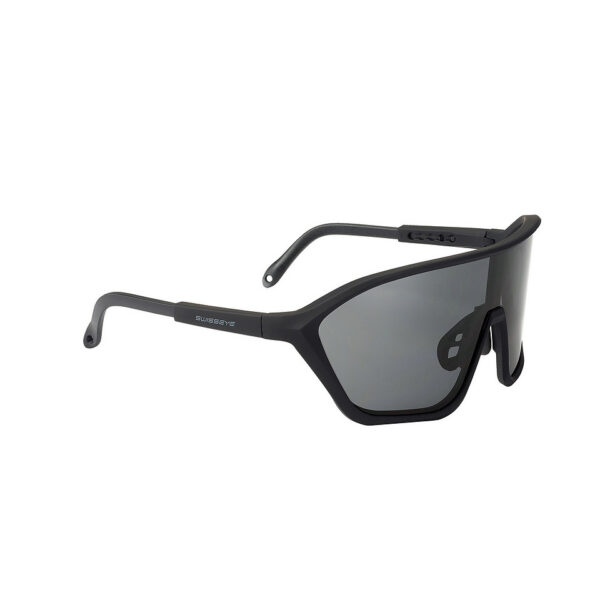 256176 13 01 <p>De SwissEye bril Devil #40431 is een veelzijdige en duurzame zonnebril die perfect is voor outdooractiviteiten. Met verstelbare pootjes en neussteun biedt deze bril een comfortabele pasvorm. De anticondens- en krasbestendige coating garandeert optimale helderheid, terwijl de 100% UVA-, UVB- en UVC-bescherming je ogen veilig houdt. De bril wordt geleverd met reserveglazen in oranje en helder, een zwarte band en een microvezelzakje voor veilig transport. Met certificeringen zoals EN 12312-1 en STANAG 2920/4296 voldoet deze bril aan hoge veiligheidsnormen.</p>
