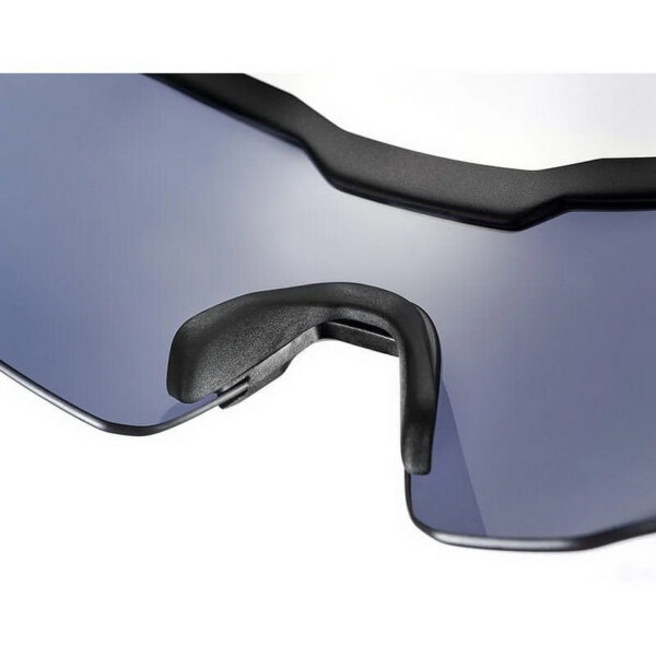 256562 99 03 <p>De Bollé MY6 bril platinum smoke biedt ongeëvenaarde bescherming en comfort voor professionals in kritieke situaties. Met innovatieve Platinum-technologie en een ballistische certificering, garandeert deze veiligheidsbril optimale impactbestendigheid en langdurige helderheid dankzij de anti-kras en anti-condens coating. Met een lichttransmissie van 13% is de bril geschikt voor zowel binnen als buiten gebruik. Een betrouwbare keuze voor elke missie!</p>