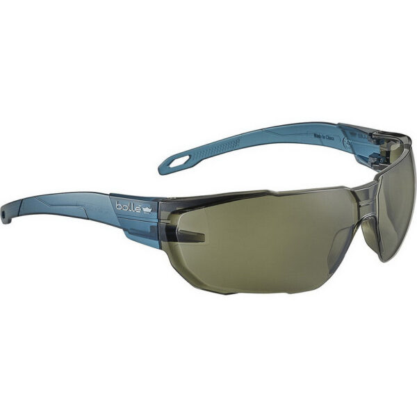 256566 99 01 <p>De Bollé Swift safety bril met getinte lenzen biedt optimale bescherming en comfort bij buitenactiviteiten. Dankzij de lichte en volledig recyclebare constructie, samen met de krasbestendige coating en de mogelijkheid voor een anti-condenscoating, is deze bril perfect voor professioneel gebruik. De getinte lenzen verminderen fel licht en verblinding, terwijl de bril voldoet aan essentiële veiligheidsnormen. Met een gewicht van slechts 27 g is deze bril de ideale keuze voor elke buitentoepassing.</p>