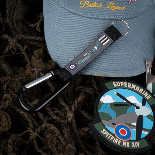259142 13000 99 04 <p>De Karabijnhaak / sleutelhanger Spitfire #148 is een praktische en duurzame oplossing om jouw sleutelbos veilig en snel aan je tas of broek te bevestigen. Met een totale lengte van 18 cm en een karabijnhaak van 8 x 4 cm is deze aluminium sleutelhanger perfect voor dagelijks gebruik. Voorkom het kwijtraken van je sleutels en geniet van het gemak dat deze karabijnhaak biedt.</p>