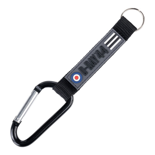259142 13001 99 01 <p>De Karabijnhaak / sleutelhanger D-Day RAF #149 is een praktische en duurzame oplossing voor het veilig bevestigen van je sleutelbos aan je tas of broek. Met een totale lengte van 18 cm en een karabijnhaak van 8 x 4 cm, biedt deze aluminium sleutelhanger niet alleen functionaliteit, maar ook een stijlvolle uitstraling. Voorkom dat je je sleutels kwijtraakt en maak je dagelijkse routine eenvoudiger met deze handige tool.</p>