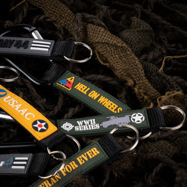 259142 13003 99 03 <p>De Karabijnhaak / sleutelhanger Hell on Wheels #151 is een praktische en stijlvolle oplossing om je sleutelbos veilig en binnen handbereik te houden. Met een totale lengte van 18 cm en een stevige karabijnhaak van 8 x 4 cm, kun je deze sleutelhanger eenvoudig bevestigen aan je tas of broek. Zo raak je je sleutels nooit meer kwijt en heb je ze altijd snel bij de hand. Ideaal voor outdoor activiteiten en dagelijks gebruik.</p>