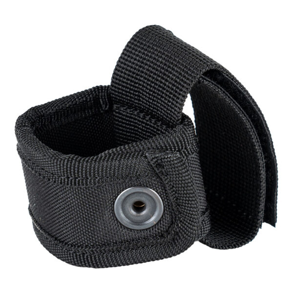 259267 13 01 De Handschoen houder DP299 is de ideale oplossing voor het veilig en gemakkelijk opbergen van uw handschoenen aan uw koppel of riem. Gemaakt van 100% nylon, bevestigt u deze houder met een sterke klittenband aan een riem van maximaal 4,0 cm. Dankzij de drukknoop blijven uw handschoenen stevig op hun plek en zijn ze altijd binnen handbereik. Verkrijgbaar in zwart, biedt deze handschoenhouder een veilige en praktische draagwijze voor uw handschoenen.