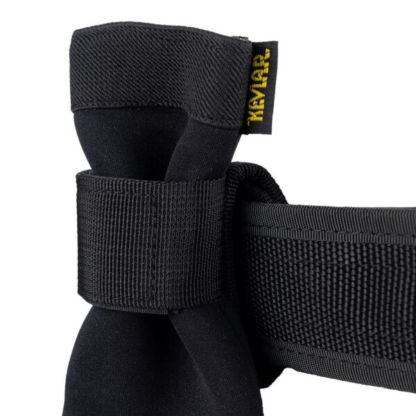 259267 13 02 De Handschoen houder DP299 is de ideale oplossing voor het veilig en gemakkelijk opbergen van uw handschoenen aan uw koppel of riem. Gemaakt van 100% nylon, bevestigt u deze houder met een sterke klittenband aan een riem van maximaal 4,0 cm. Dankzij de drukknoop blijven uw handschoenen stevig op hun plek en zijn ze altijd binnen handbereik. Verkrijgbaar in zwart, biedt deze handschoenhouder een veilige en praktische draagwijze voor uw handschoenen.