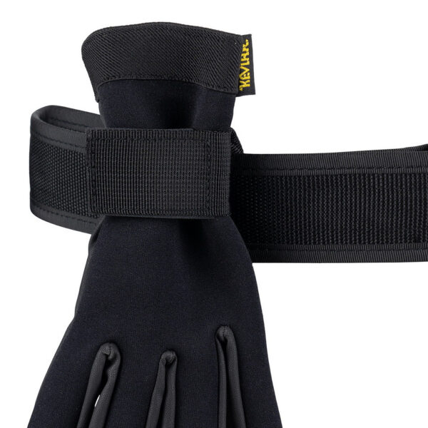 259267 13 03 De Handschoen houder DP299 is de ideale oplossing voor het veilig en gemakkelijk opbergen van uw handschoenen aan uw koppel of riem. Gemaakt van 100% nylon, bevestigt u deze houder met een sterke klittenband aan een riem van maximaal 4,0 cm. Dankzij de drukknoop blijven uw handschoenen stevig op hun plek en zijn ze altijd binnen handbereik. Verkrijgbaar in zwart, biedt deze handschoenhouder een veilige en praktische draagwijze voor uw handschoenen.