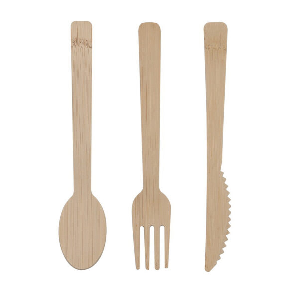 311024 99 01 Ontdek de duurzame Bamboo bestekset, bestaande uit vier complete sets van natuurlijk bamboe. Deze lichtgewicht en stevige besteksets zijn perfect voor dagelijks gebruik en outdoor activiteiten. Met hun warme uitstraling zijn ze niet alleen herbruikbaar, maar ook een milieuvriendelijke keuze voor wie bewust wil kiezen voor minder plastic. Ideaal voor thuis, op reis, tijdens een picknick of bij andere buitenactiviteiten.
