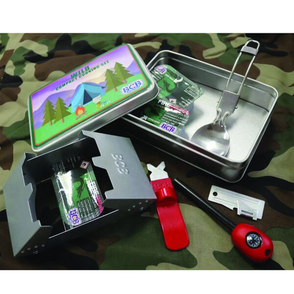 311094 99 02 De BCB Wild compact cooking set ADV081 is de perfecte oplossing voor wildkampeerders, backpackers en reizigers die snel en efficiënt willen koken. Deze complete kookset is eenvoudig in gebruik en compact op te bergen. De set bevat een opvouwbaar kooktoestel, een windbreaker, drie FireDragon brandstoftabletten, een Fireball flint & striker, een mini kompas, een opvouwbare lepel en vork, en een blikopener. Met deze set ben je helemaal voorbereid voor je volgende avontuur in de natuur!