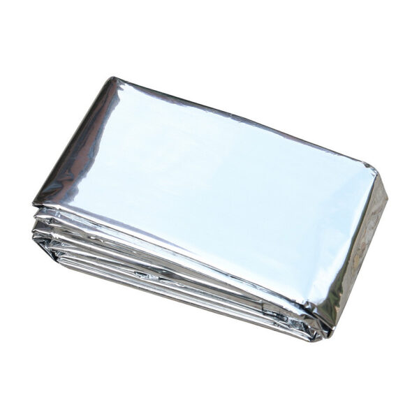 313206 16 01 De Fosco Emergency slaapzak biedt essentiële bescherming tegen kou en wind in noodsituaties. Met een lichtgewicht en compact ontwerp is hij eenvoudig mee te nemen in uw rugzak of auto. Deze slaapzak reflecteert tot 90% van de lichaamswarmte en is gemaakt van wind- en waterdicht PET-materiaal. Dankzij de felle kleur is hij goed zichtbaar, waardoor hij ideaal is voor camping, hiking, survival en andere noodsituaties.