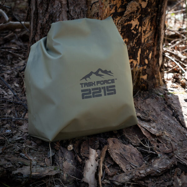 319461 11 07 <p>De olijfgroene Wetbag is de perfecte oplossing voor het waterdicht opbergen van kleding en uitrusting. Gemaakt van duurzaam PVC, biedt deze tas niet alleen uitstekende bescherming tegen water, maar is ook ideaal voor outdoor avonturen. Met afmetingen van 35 x 10 x 40 cm is de Wetbag compact en gemakkelijk mee te nemen. Zorg ervoor dat je je spullen veilig en droog houdt, waar je ook naartoe gaat.</p>