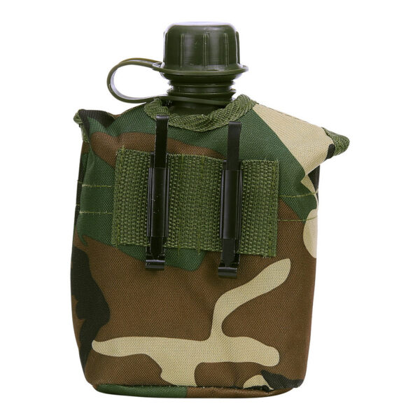 341106 51 01 De Veldfles PVC met camo hoes is de ideale metgezel voor al je outdoor avonturen. Gemaakt van 100% PVC en voorzien van een camouflage hoes, biedt deze fles een inhoud van 1 liter en is perfect voor het hydrateren tijdens lange wandelingen, kampeertochten of militaire trainingen. De robuuste constructie garandeert duurzaamheid, terwijl het stijlvolle woodland ontwerp je uitrusting een extra flair geeft. Blijf gehydrateerd in stijl met deze praktische veldfles.